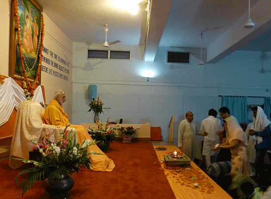 Devotees doing pranam to Gurudeva on Gurupurnima